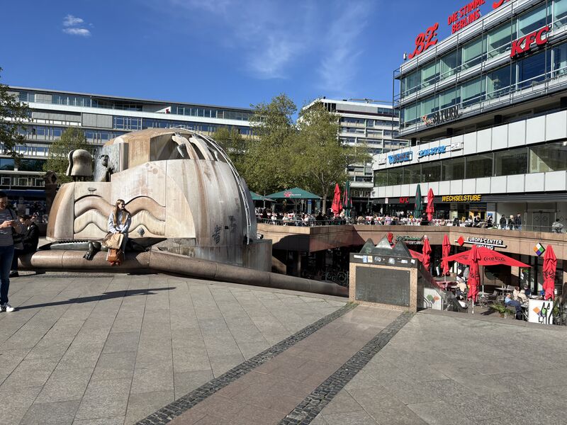 Datei:Weltkugelbrunnen.jpg